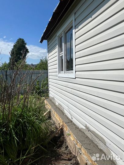 Строительная бригада пристройки террасы беседки