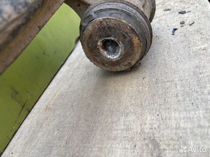 Рычаг правый Mercedes 190 W201