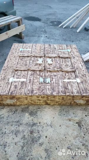 Деревянная детская песочница с лавочками