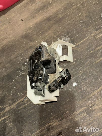 Замок задний левый Hyundai Sonata 5