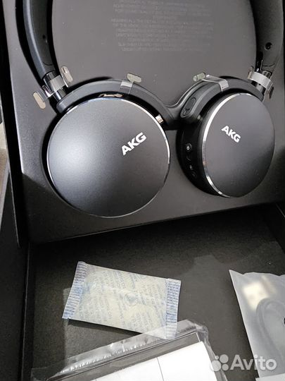 Беспроводные наушники AKG Y500