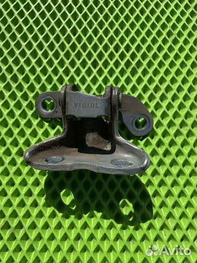 Задняя правая петля двери тойота авенсис 2 250