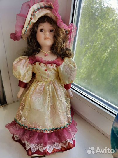Фарфоровая кукла