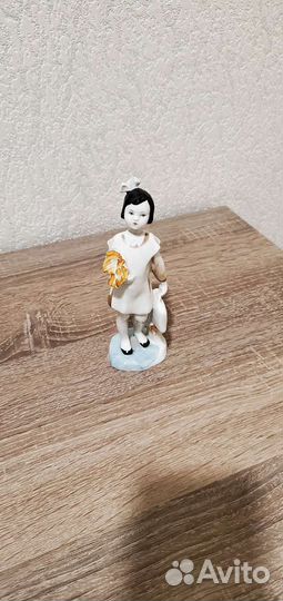 Статуэтка фарфор СССР школьница с пордфелем
