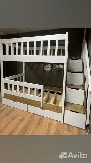 Двухъярусная кровать с лестницей-комодом