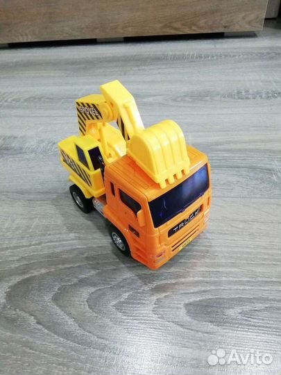 Детская машинка инерционная