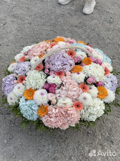 Цветы в корзине