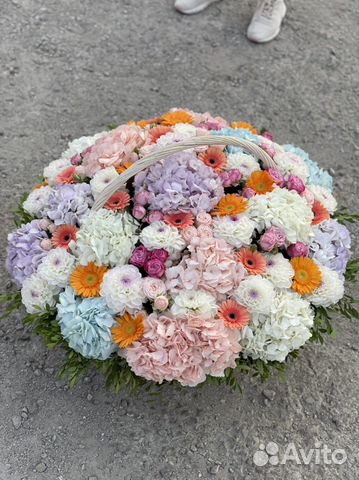 Цветы в корзине