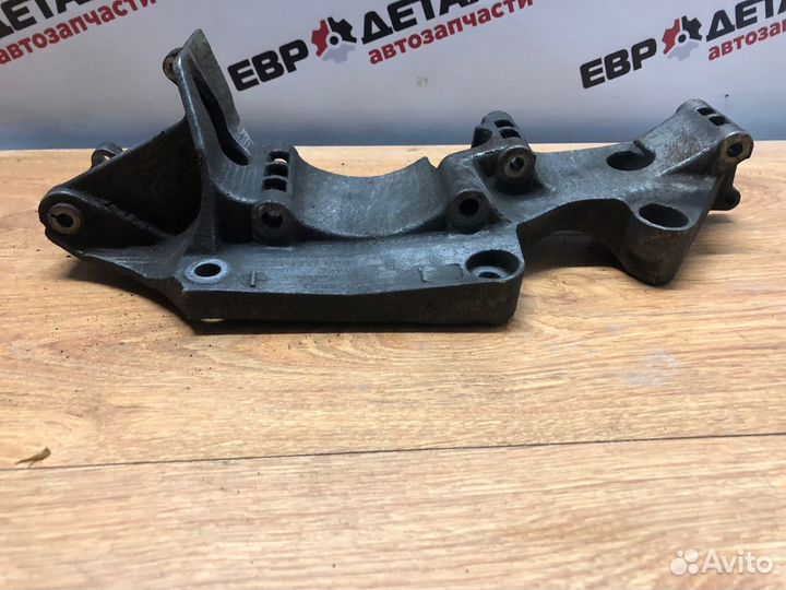 Кронштейн генератора Octavia a4