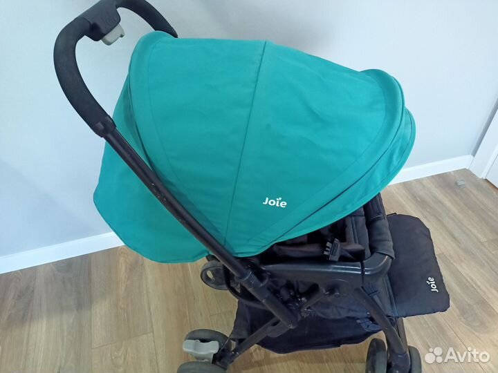 Лёгкая складная прогулочная коляска joie