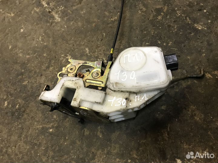 Замок двери передней левой Mitsubishi Montero