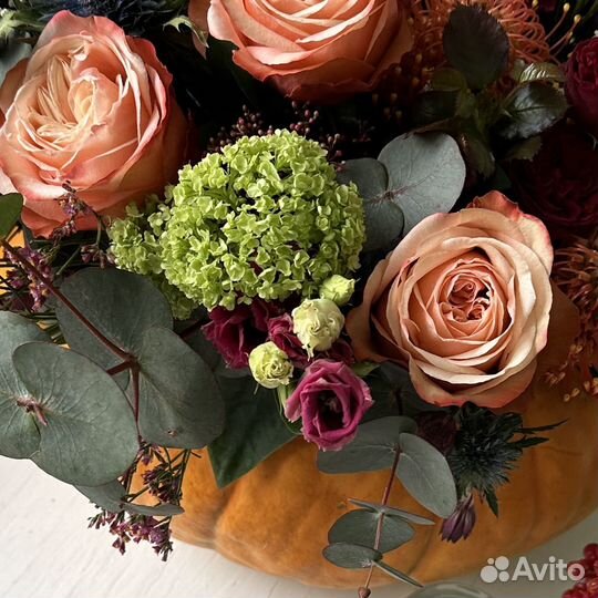 Композиция сборная из цветов в тыкве