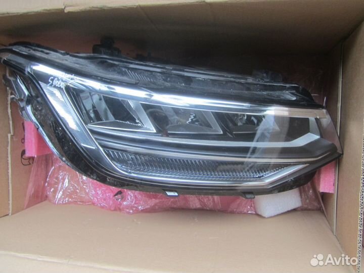 Фара правая LED Volkswagen Tiguan рестайлинг 2021