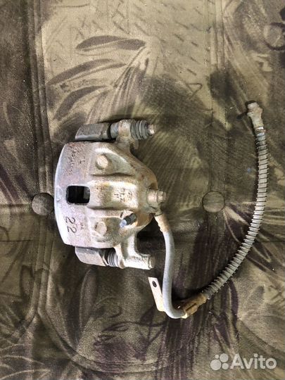 Суппорт левый на Хендэ Акцент 2