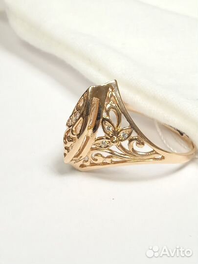 Кольцо с синтетическим камнем Золото