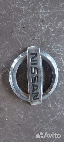 Эмблема крышки багажника на Nissan Murano