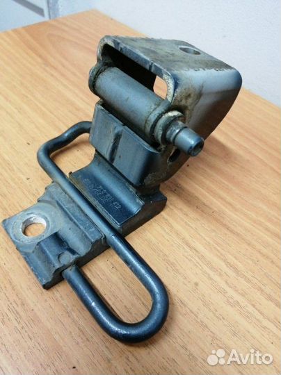 Петля двери передняя правая Volkswagen Touareg 1