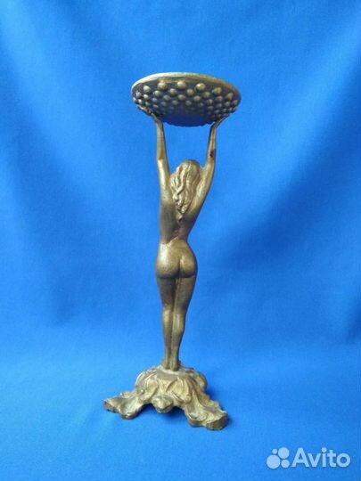 Старый подсвечник-канделябр в стиле барокко, ню