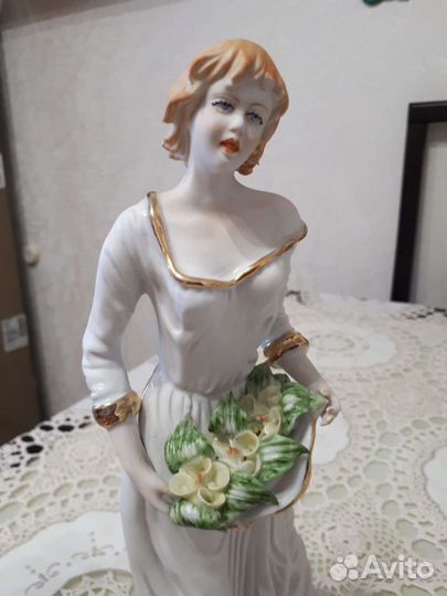 Фарфоровая статуэтка винтаж Европа