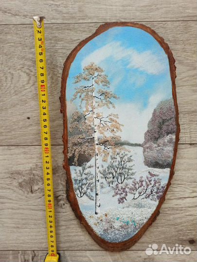 Картина на срезе дерева с использованием каменной