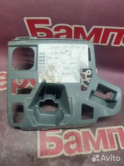 Кронштейн форсунки Skoda Rapid NH3 2013 перед. лев