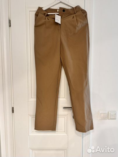 Бежевые брюки с биркой