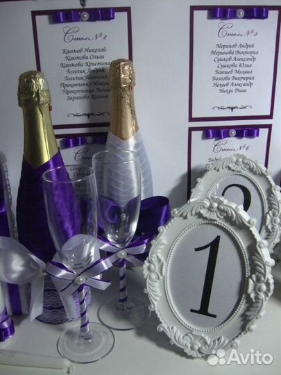 Бокалы и бутылки шампанского