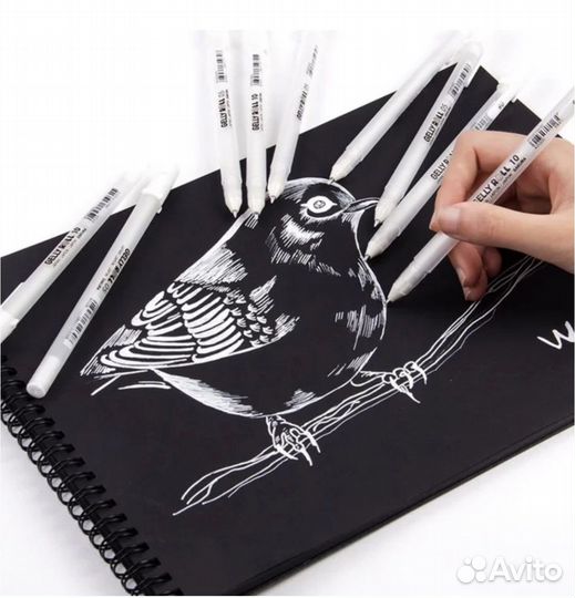 Белая гелевая ручка Sakura Gelly Roll 05