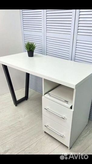 Стол маникюрный