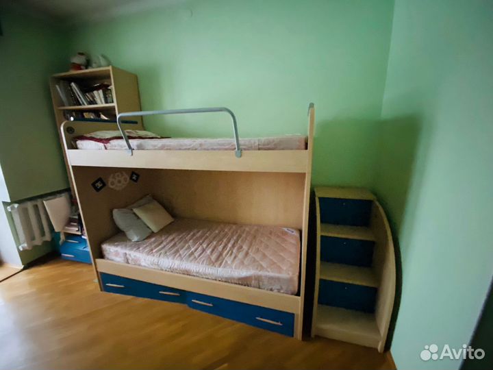 Двухъярусная кровать со столом и стеллажом