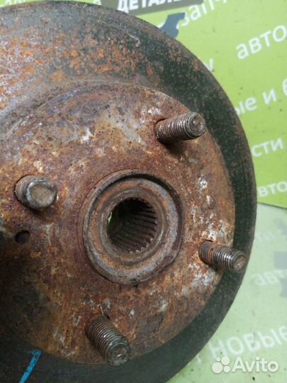 Ступица цапфа кулак передняя левая Mazda 323 BG