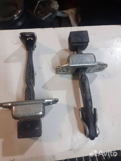 Ограничитель дверей Mitsubishi Lancer 10