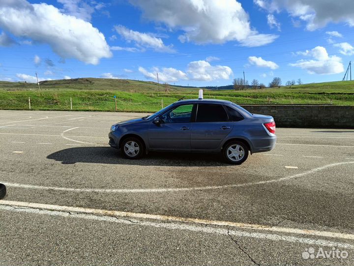 Инструктор по вождению автомобиля