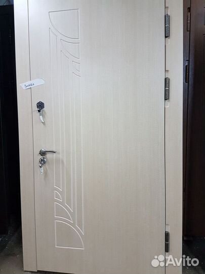 Дверь в квартиру с мдф плитой белой