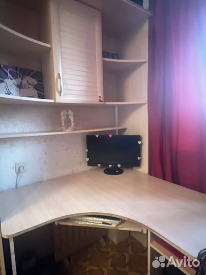 Угловой письменный стол и шкаф