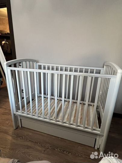 Детская кроватка с маятником