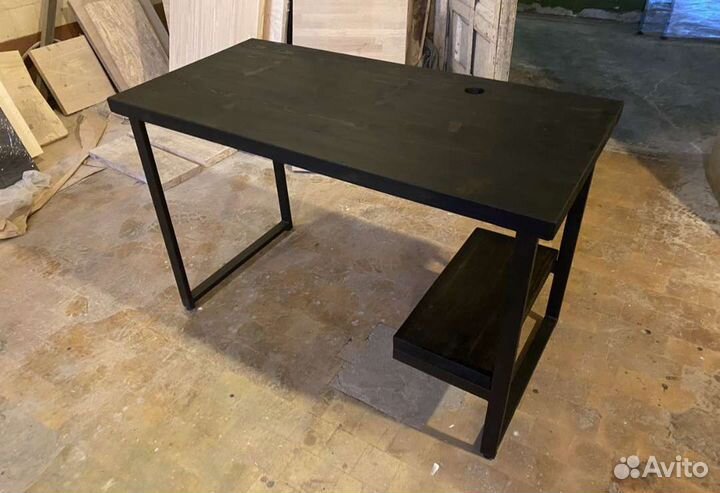 Компьютерный стол из массива