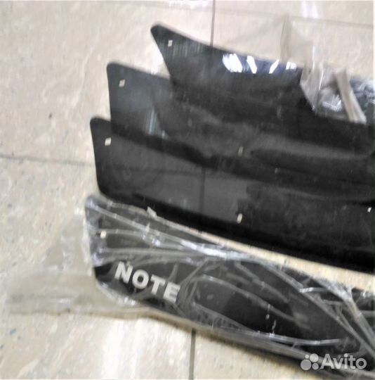 Дефлектор капота Nissan Note E11 SG-3467DS