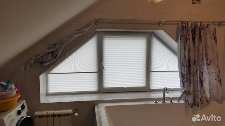 Светлые шторы на косые окна