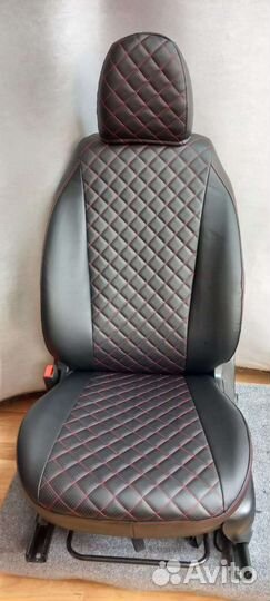 Чехлы Рено Сандеро чёрная экокожа красный ромб