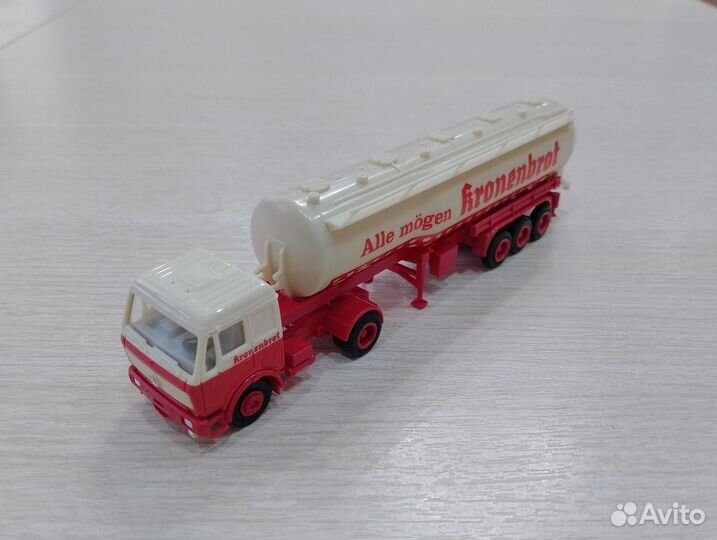 22 Mercedes Benz SK с цистерной 