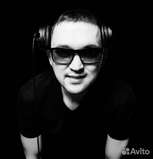 Диджей с аппаратурой