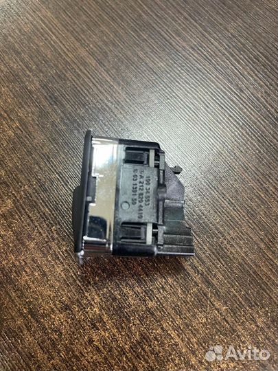 Кнопка открывания багажника Mercedes A2128204410