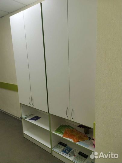 Стеллаж белый со стеклянными полками