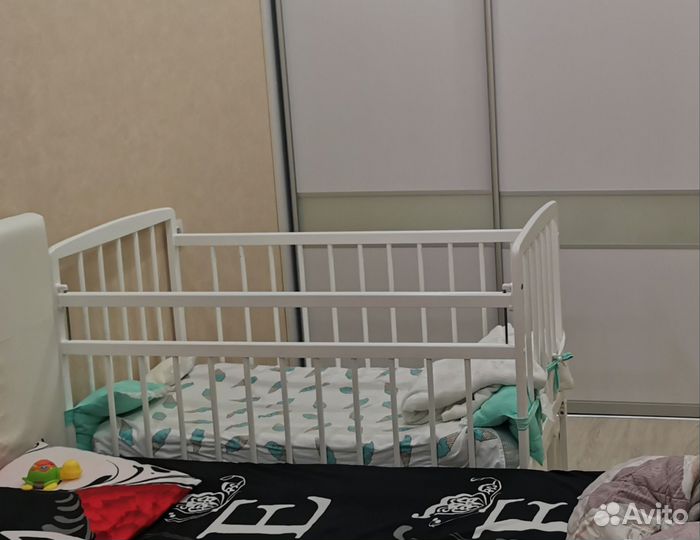 Кроватка детская с маятником