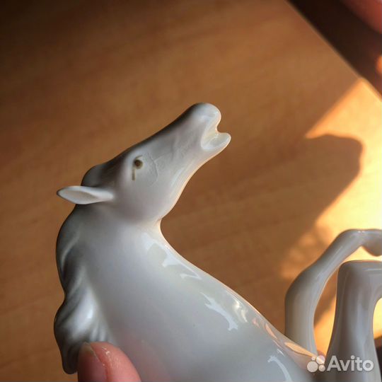 Фарфоровые статуэтки,конь лебедь