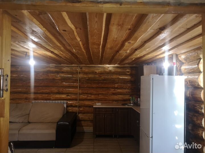 Срубовой дом с баней, беседкой на берегу пруда