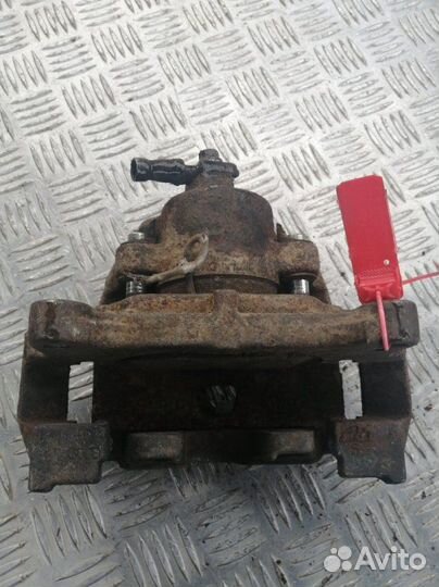 Суппорт передний левый Volkswagen Tiguan 5N1 2.0