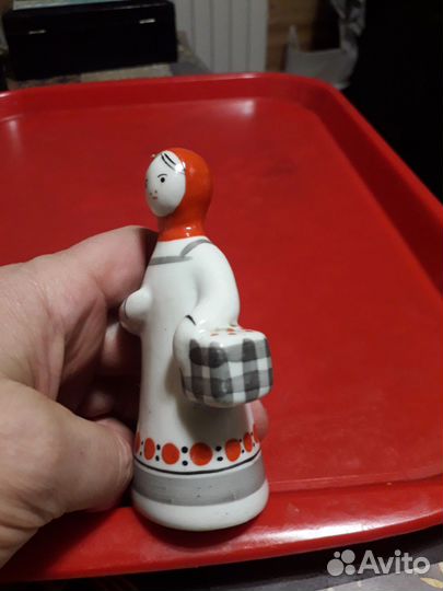 Статуэтка девушка с лукошком Гжель