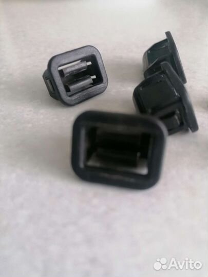 Фиксатор полки багажника